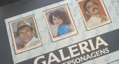 Um álbum de figurinha sobre Roque Santeiro, com 3 personagens: Roque Santeiro, Viúva Porcina e Sinhozinho Malta