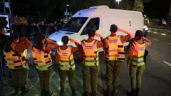 Израильские военные встречают конвой с телом заложника в Тель-Авиве