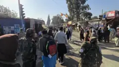 مردم در یک خیابات در شهر خوست در حال رفتن به محل اجرای حکم اعدام دیده میشوند. 