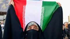 Mujer con bandera iraní