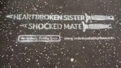 Un graffiti que lee: "Una hermana desconsolada, un amigo en shock. Sin cuchillos, vidas mejores". Es parte de la campaña en contra de los cuchillos en Escocia.