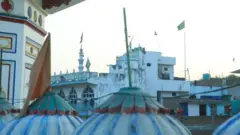 गाँव–गाँव में धार्मिक झंडे लगाने और मोहल्लों के नाम धर्म के आधार पर रखने का चलन अब पूरे मधेश प्रदेश में फैल रहा है