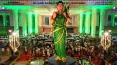 తెలంగాణ సచివాలయ ఆవరణలో ఏర్పాటు చేసిన తెలంగాణ తల్లి విగ్రహాన్ని ముఖ్యమంత్రి రేవంత్ రెడ్డి ఆవిష్కరించారు.
