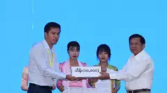 အလှူငွေ သိန်းတစ်သောင်း လက်ခံနေတဲ့ စစ်ခေါင်းဆောင် 