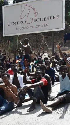 Akụkọ na-ekwu na mmadụ iri na atọ (34) anwụọla dịka ndị mbịarambịara ruru puku iri isii (60,000) ji ọsọ, jiri ije wụbanye n'obodo Ceuta dị na Spen iji  si Moroko banye Yurop.