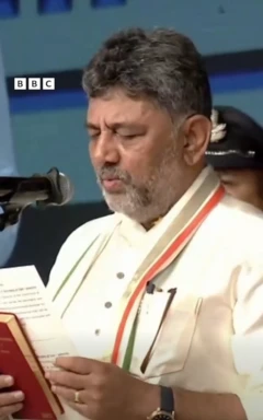 கர்நாடக முதலமைச்சராக பதவியேற்ற டி.கே. சிவக்குமார்