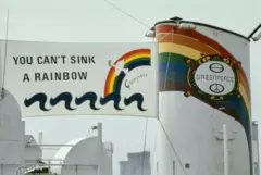 Faixa com os dizeres 'Você não pode afundar um arco-íris' no navio do Greenpeace, o MV Sirius, em 1985, fazendo referência ao naufrágio do Rainbow Warrior