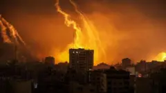 Umwotsi uriko uraduga mu kirere uva muri Gaza