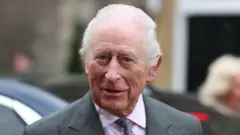 Карл III крупным планом, в розовой сорочке и галстуке, смотрит слегка прищурившись