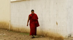 Un monje caminando por una calle.