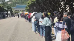 23일 낮 청와대 관람 입장을 위해 정문 앞으로 관람객들이 길게 줄을 서고 있다 