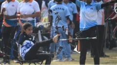 Sheetal Devi, 17, wit her bowas she dey shoot arrow