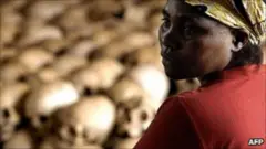Ifoto igaragaza amagufa hamwe n'umugore 