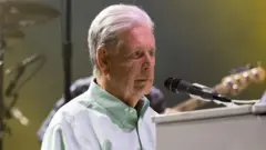 Brian Wilson fotografiado durante un concierto en 2022.