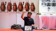 कॉक्रोच जनता पार्टीचे (सीजेपी) प्रमुख अभिजीत दिपके यांच्या नेतृत्वामध्ये दिल्लीमधील जंतर-मंतर येथे आंदोलन सुरूच आहे.