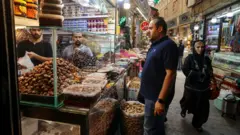 «بعد از این دو هفته معیشت ما له شده است»