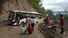 नवलपरासीस्थित दाउन्नेको उकालोमा हिलोमा फसेको यात्रुबस