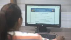 यातायात विभागको अनलाइन प्रणाली देखिएको कम्प्युटर