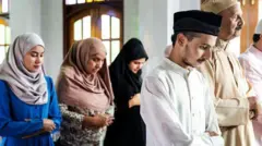 Wasu Musulmai suna sallah 