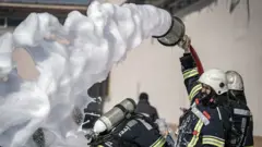 Bombeiros lançam espuma de extinção de incêndios