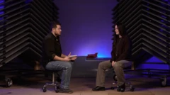 Чоловік і дівчина спілкуються сидячі в цеху