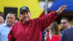 El presidente de Nicaragua, Daniel Ortega, saluda desde el Palacio Federal Legislativo el 10 de enero de 2025 en Caracas, Venezuela. (Foto de Jesus Vargas/Getty Images)