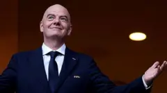 Инфантино радостно разводит руками