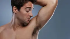 مردی در حال بو کشیدن