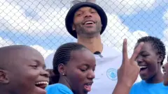 نادي مانشستر سيتي لكرة القدم يقوم بتعليم الاستخدام الصحي للمياه من خلال كرة القدم