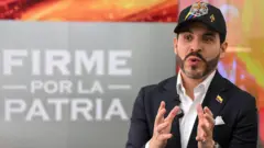 Abelardo de la Espriella, presidente eleito da Colômbia, de terno e boné preto