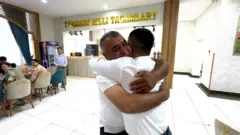 BBC мухбири қарийб 40 йил кўрмаган яқин қариндоши билан учрашди.
