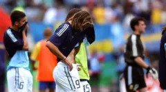 المهاجم الأرجنتيني، غابريال باتيستوتا، متأثراً بعد الخروج من الدور الأول في مونديال 2002.