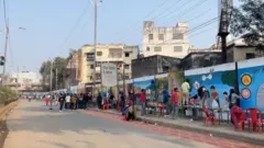 இளைஞர்கள் ஓவியம் தீட்டும் காட்சி