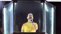Abelardo de la Espriella, tras una atril blindado celebrando la victoria electoral en Colombia.