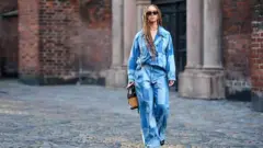 Дівчина в джинсах