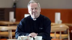 Andrew Hindley en una cafetería