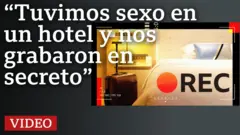 Montaje con una cama de hotel y una maleta junto a la mesilla de noche y la palabra REC como de una cámara que graba.