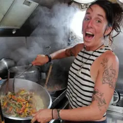 Giulia Baccosi cozinhando a bordo do Avontuur