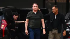Bolsonaro voltou à prisão domiciliar em sua residência em Brasília horas depois de ser internado em um hospital privado para cirurgia.