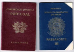 Las tapas de dos pasaportes, uno de Portugal y otro de Brasil