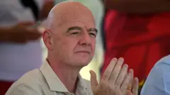 Gianni Infantino aplaude durnte uma cerimônia na Colômbia