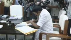 நவம்பர் 26ஆம் தேதியன்று செங்கோட்டையன் தனது சட்டமன்ற உறுப்பினர் பதவியை ராஜிநாமா செய்தார்