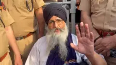 கோபுரத்திலிருந்து கீழே இறங்கிய பிறகு ஊடகங்களிடம் பேசும் குர்ஜித் சிங்.