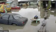 Awọn ọkọ to ri sinu omi nitori ẹkun omi to waye nipinlẹ Eko