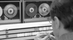 Hombre frente computadoras de Tact