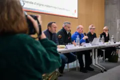 Las autoridades del cantón de Valais sentadas a una mesa durante una rueda de prensa