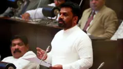 වර්තමානය වන විට වසරකට රුපියල් මිලියන 1.2ට වඩා වැඩියෙන් උපයන අයට පනවා ඇති උපයන විට ගෙවීම් බද්ද සංශෝධනය කරන බව ජනාධිපති අනුර කුමාර දිසානායක අද දින (දෙසැම්බර් 18) පාර්ලිමේන්තුවේ දී ප්‍රකාශ කළේ ය.