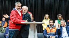 Lula abraça Paulo Pimenta, com Eduardo Leit e Rui Costa ao fundo