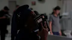 Mulher com lenço na cabeça e livro religioso