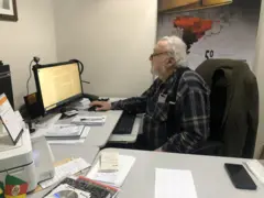 Jair Krischke na sede do Movimento de Justiça e Direitos Humanos em Porto Alegre